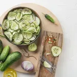 Jamie Oliver razkriva trik za popolno kumarično solato: pripravljena je v 10 minutah in se odlično poda k ribam ali mesu