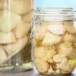 Najboljši recept za vloženo cvetačo: hrustljava ozimnica, ki jo boste pripravljali vsako leto
