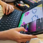 Tehnologija koja potiče kreativnost: pametni blagdanski pokloni za djecu i studente