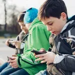 UK nastavlja napore za smanjenje vremena koje djeca provode pred ekranima