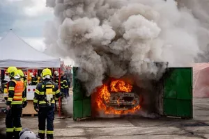 Slovenskí hasiči ukázali, ako hasia elektromobil v podzemnej garáži. Majú overené metódy