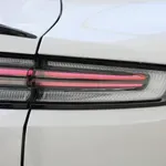 To je država, v kateri daleč najbolje prodajan avtomobil stane več kot 100 tisočakov. Za katero državo gre?