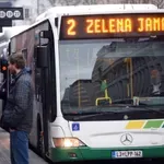 Ljubljančani globoko razočarani nad javnim prometom, občina pa si še kar zatiska oči: "Krivi so vozniki ..."