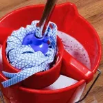 Podlaha se bude lesknout minimálně týden: přidejte 3 polévkové lžíce tohoto přípravku do kbelíku s vodou – řešení všech problémů