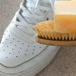 Skvělý trik, aby vaše bílé boty vypadaly opět jako nové