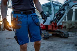 DASSY kratke delovne hlače: Nepogrešljiva oblačila za vroče poletne dni na delovnem mestu
