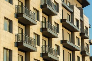 Varnostne lastnosti balkonskih ograj – katere so in zakaj so pomembne?