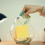 Građani Srbije se plaše rizika: Više veruju devizama u slamarici, nego investicijama