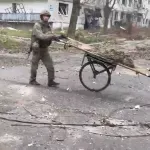 Snimka iz Pokrovska: Ruski vojnici slobodno patroliraju spaljenim ulicama