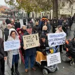 "Kontejneri umirovljenicima, privilegije političarima": Tuzlanski umirovljenici ponovno na ulicama