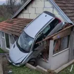 VIDEO | Bizarna nesreća u susjedstvu: Automobil završio na krovu kuće