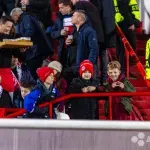 Navijači pristižu na stadion, igrači se zagrijavaju