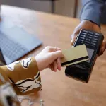 U ovoj zemlji se i lemuzina u crkvi plaća karticom, gotovine gotovo da nema