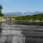 Autom sletio u ledenu Neretvu i poginuo