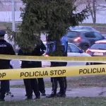 "Došlo mu": Tuzlak trčao i fizički napadao sugrađane, oštetio vozilo