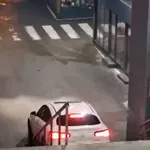 VIDEO Popio pa se odvažio: Skupocjenim Mercedesom niz stubište