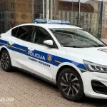 Muškarac u Dalmaciji razbio staklo na policijskom autu i napao policajce