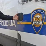 Policajac s 2,03 promila skrivio nesreću i uletio u dvorište kuće
