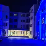 MUP ŽZH osvijetljen plavom bojom povodom Dana sjećanja na poginule policajce