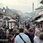 Mostar kao usred sezone: Turisti uživaju na proljetnom suncu
