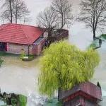 Učenici se vraćaju škole, padaline nastavljaju, a od utorka prijete novi snažni vjetrovi