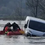 Nabujala voda zarobila dvojicu muškaraca u kombiju kod Gračanice