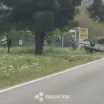 Nesreća na M-17: Automobil završio na krovu, promet obustavljen