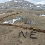 VIDEO | Mještani kod Livna i Glamoča tijelima ispisali "NE" protiv vjetroelektrane Čadilj