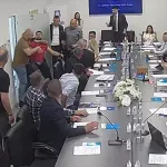 Sjednica u Grudama: Zastupnik htio na sjednicu, pa završio u potkošulji