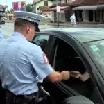 Izletio iz zgrade i izudarao policajca koji je kontrolirao vozilo