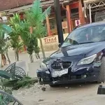 Pijani vozač BMW-om uletio u baštu kafića
