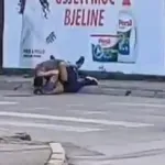 VIDEO | Dvojica muškaraca potukla se usred grada, prolaznici samo prolazili