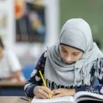 Poznat iznos kazne za nošenje hidžaba u školi