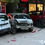 Mostar: Vozač Mercedesa završio s lakšim ozljedama, oštećeno 7 automobila