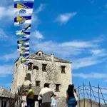 Dio Mostara okićen zastavama Bosne i Hercegovine, pored njih i zastavama nestale države