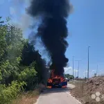 Automobil izgorio na kružnom toku u Pologu