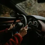U deset minuta skrivio tri prometne nesreće: Pokosio automobile, znakove i kuću