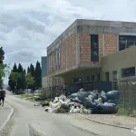 Uz budući mostarski vrtić hrpe otpada: Kakvu sliku grada šaljemo?