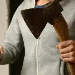 Muškarac napao policajce sjekirom: "Ja ću vam pokazati"