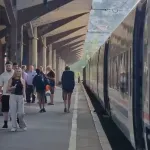 Vlakom do mora: restoran ne radi, pruga obrasla, na granici gužve zbog EES-a