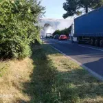 Zapalio se automobil na M-17 kod Mostara, stvaraju se kolone
