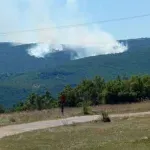Požar kod Drvara gori treći dan, ugroženo dvadesetak kuća