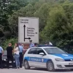 Muškarac se popeo na drvo i odbija sići, policija pregovara s njim