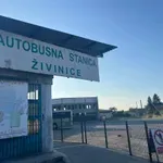 Na ženu pao bilbord