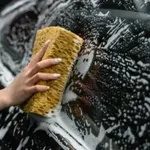 Bizarna nesreća odnijela život: Prao automobil u dvorištu pa poginuo od strujnog udara