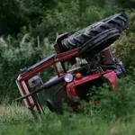 Jedna osoba smrtno stradala nakon prevrtanja traktora kod Gacka