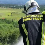 Požar kod Širokog Brijega prijetio kućama, vatrogasci spriječili širenje vatre
