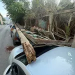 FOTO | Ruševina Alajbegovića kuće pala po automobilima