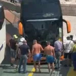 Autobus zapeo na trajektu za Korčulu: Putnici ga gurali i tresli, pokušali su i s lancima za snijeg