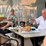 Viktor Orban "skriva" se u Guči: Ćevape i pečenje zalijeva šljivom